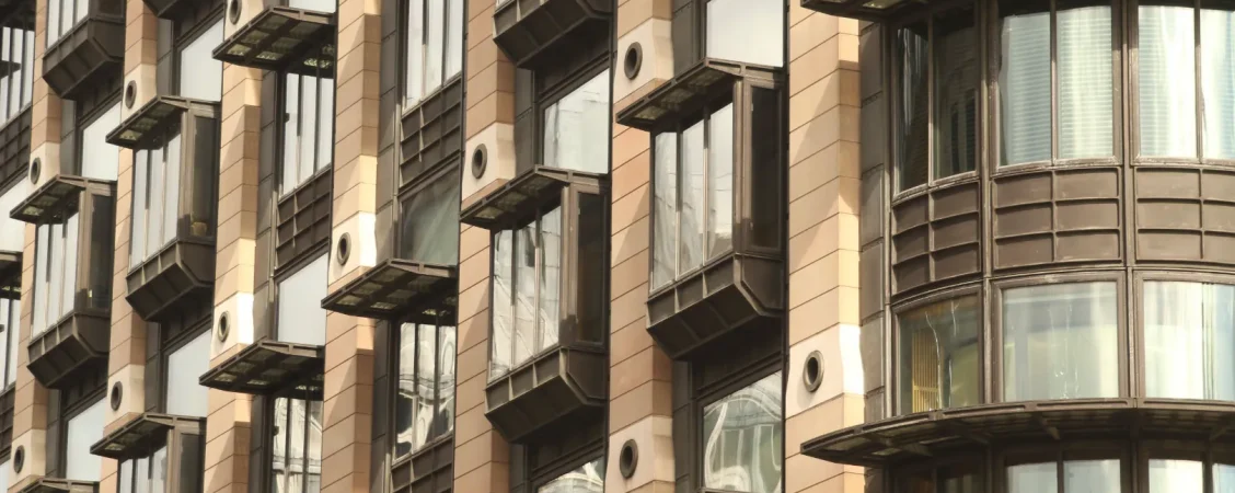 Лифты в новостройках: бренды, шум, надежность